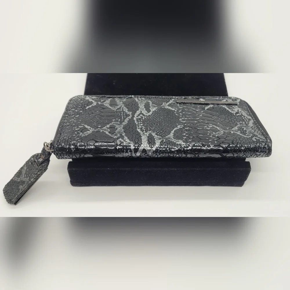 Kenneth Cole Leather Zip Around Wallet​​​